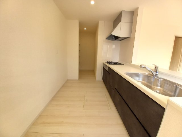 【平下平窪1期／1号棟】　おしゃれさん必見♪デザイナーズ新築建売住宅！　のキッチン|同施工◆キッチンの写真です◆　デザイン性と機能性を兼ね備えたキッチンです。　収納力も大満足◎　対面式キッチンは、家族の会話が途切れませんね♪


