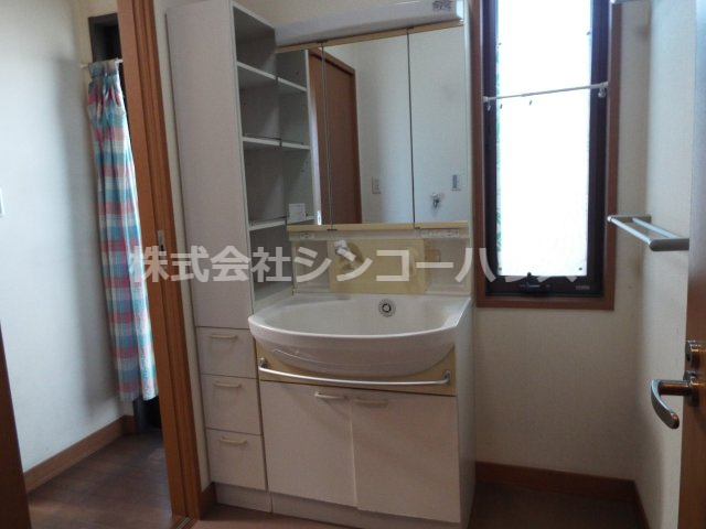 【独立洗面台】 | 久喜市松永　中古戸建 | キッチンと浴室の間に洗面所があります。
