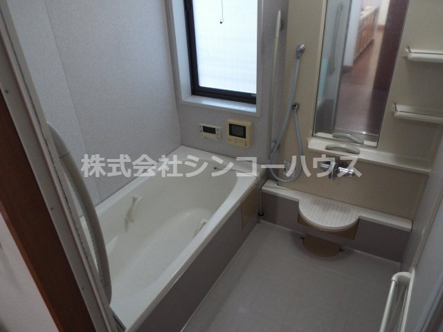 【浴室】 | 久喜市松永　中古戸建 | 足を伸ばして入れる浴槽。窓があり換気もできます。