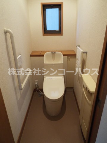 【トイレ】 | 久喜市松永　中古戸建 | 1階トイレ。あると安心の手すり付き。