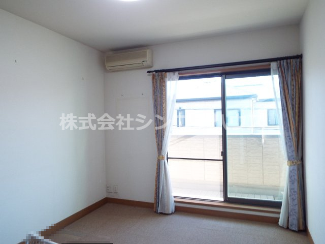 【洋室】 | 久喜市松永　中古戸建 | 2階洋室。真ん中のお部屋です。