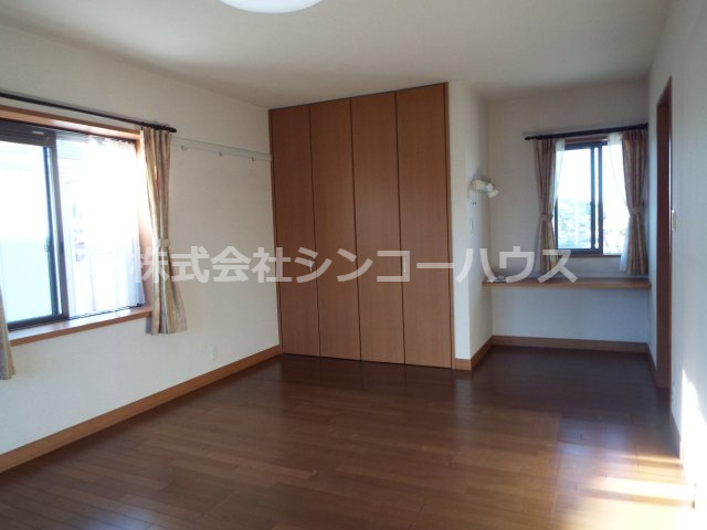 【洋室】 | 久喜市松永　中古戸建 | 2階南西側の角部屋。ゆとりの広さはご家族皆様の寝室にも！