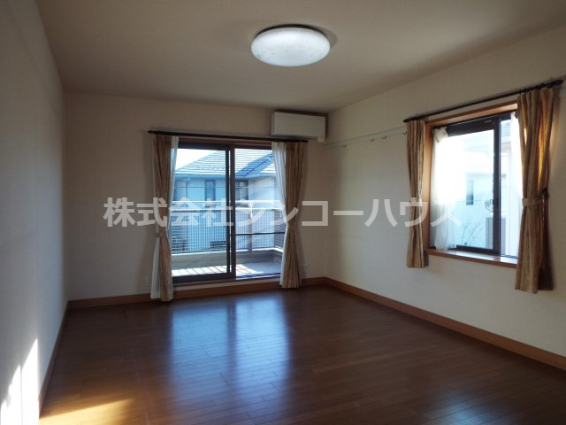 【洋室】 | 久喜市松永　中古戸建 | 窓が二方向にあると陽射しが入る時間が多くなりますね。