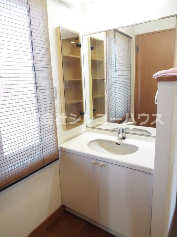 【独立洗面台】 | 久喜市松永　中古戸建 | 2階トイレ向かいにも独立洗面台があります。