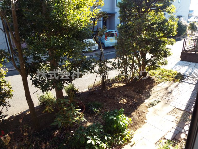 【庭】 | 久喜市松永　中古戸建 | 道路と建物の間には植栽があります。