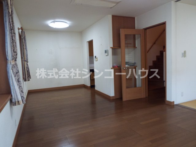 【居間・リビング】 | 久喜市松永　中古戸建 | リビングからすぐにキッチンが見えないようになっています。