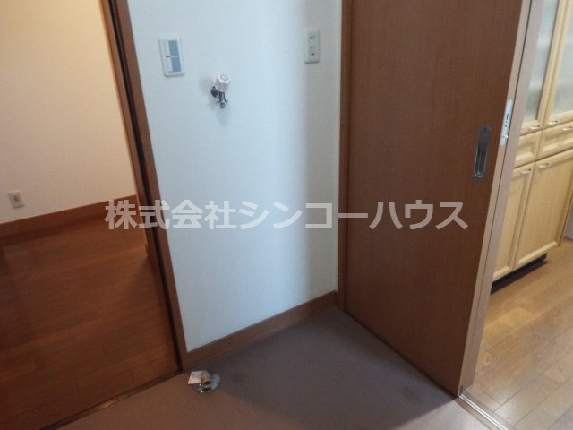 【その他】 | 久喜市松永　中古戸建 | 1階洗面所、洗面台の前に洗濯機置き場があります。