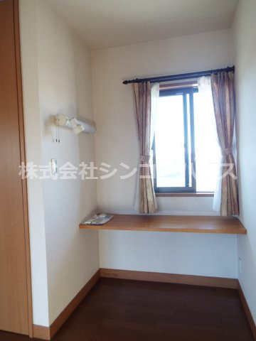 【その他】 | 久喜市松永　中古戸建 | 2階洋室備え付け板。