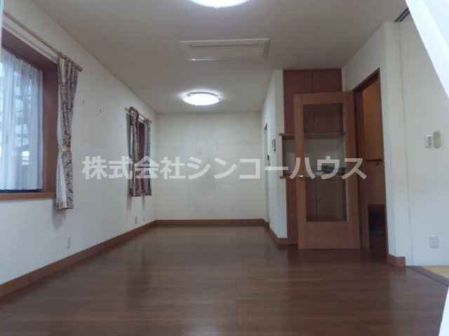 【居間・リビング】 | 久喜市松永　中古戸建 | 広々としたリビングで家族団欒のひと時を過ごせます。