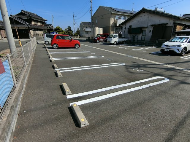 リュミエル B棟の駐車場
