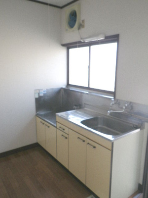 【キッチン】 | ホワイトハウスⅢ | コンパクトなキッチンで掃除もラクラク