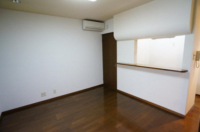 【居間・リビング】 | コーポマルイⅤ | こちらのリビングで趣味の時間をお楽しみください