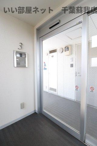 D・BOX-Ⅱの居間・リビング|落ち着いたエントランスです