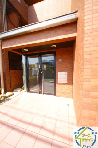 プラザハイツ二ツ屋のエントランス