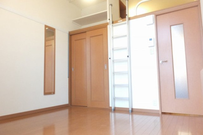 【寝室】 | レオパレスジュネス紫竹 | 開放的な寝室です