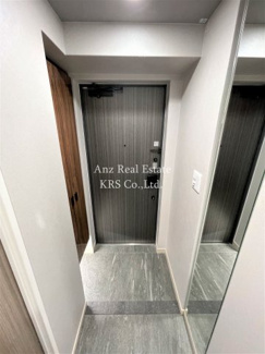 【玄関】 | ファーストフィオーレ阿波座アクア | 玄関には姿見鏡があり、お出かけ前のチェックに最適です！