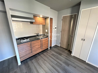 【居間・リビング】 | ファーストフィオーレ阿波座アクア | 光沢感漂うシックなデザインが素敵なお部屋です♪