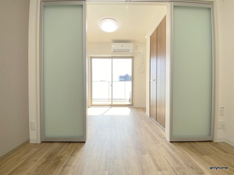 Dimora難波　仲介手数料無料の居間・リビング