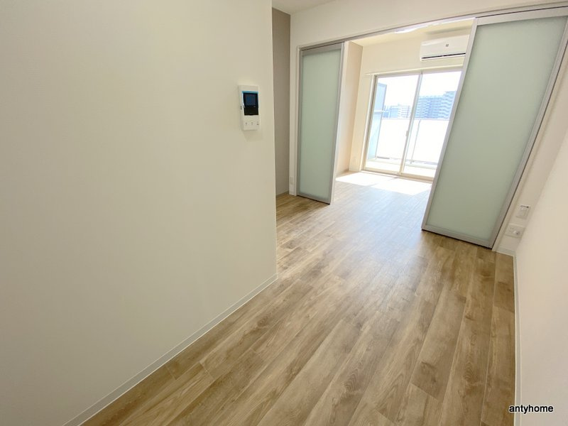 Dimora難波　仲介手数料無料の居間・リビング