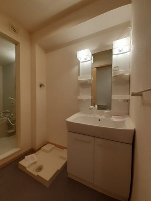 【洗面所】 | ウィステリアＢ | 明るい洗面所です