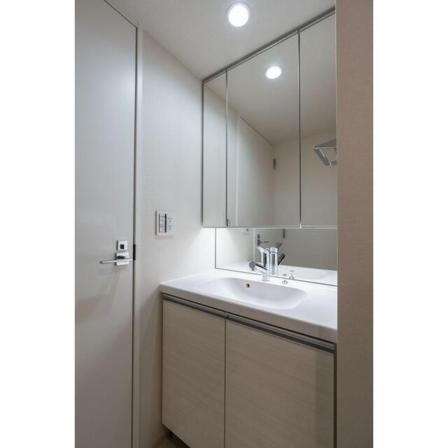 コンフォリア・リヴ東池袋の洗面所