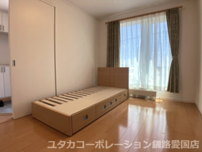 【寝室】 | 釧路町昆布森1丁目25-1売家 | 窓からは暖かな陽が差し込みますよ♪