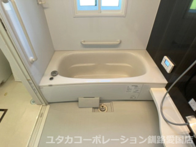 【浴室】 | 昆布森1丁目売家 | 窓付きで光が差し込みます♪ここで一日の疲れをリフレッシュ☆