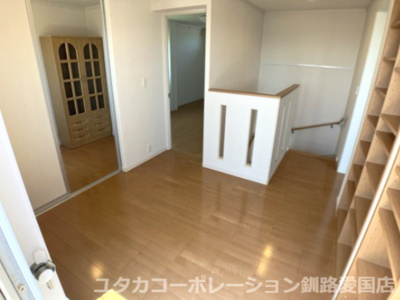 【内装】 | 昆布森1丁目売家 | 2階ホール☆お写真右側にちらっと見えるのは収納スペースです♪