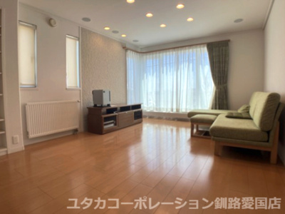 【居間・リビング】 | 釧路町昆布森1丁目25-1売家 | ダウンライトからやわらかい明るさがリビングに届きます。