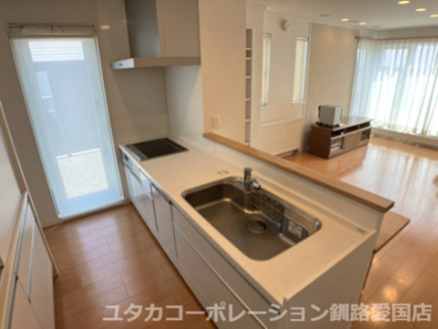 【キッチン】 | 釧路町昆布森1丁目25-1売家 | 料理をしながらリビングが見渡せる対面キッチン♪　　　　　　
お子様がいる方も、ほんの少し目を離した隙に…なんてことが減って安心ですね☆