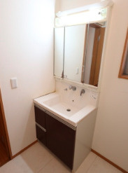 【洗面所】 | 池袋三丁目戸建 | 広い洗面スペース