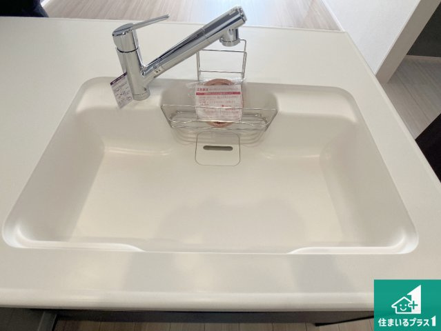 明石市朝霧南町　第2期　新築一戸建ての独立洗面台|清潔感のある洗面台です。フラットな鏡は掃除がしやすく毎日清潔！ホースは引き出して使えるので洗顔やお掃除の際に便利です！