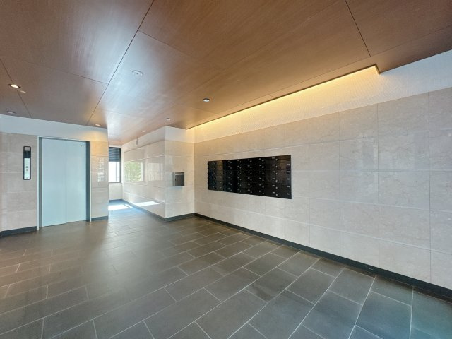 【エントランス】 | デュオ柏原8号棟☆仲介手数料無料☆