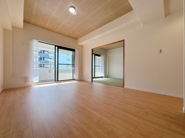 【居間・リビング】 | デュオ柏原8号棟☆仲介手数料無料☆