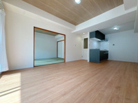 【居間・リビング】 | デュオ柏原8号棟☆仲介手数料無料☆