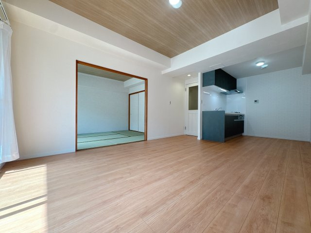 【居間・リビング】 | デュオ柏原8号棟☆仲介手数料無料☆