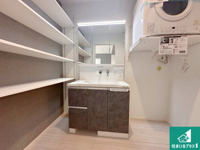 明石市朝霧南町　第2期　新築一戸建ての独立洗面台|清潔感のある洗面台です。フラットな鏡は掃除がしやすく毎日清潔！鏡裏には収納があるのでスッキリとした洗面台が保てます。