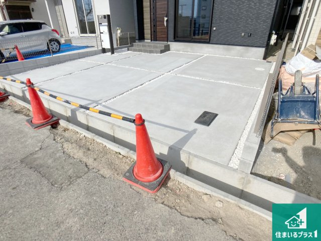 明石市朝霧南町　第2期　新築一戸建ての駐車場|並列２台駐車可能！ゆとりの駐車スペースで車庫入れもスムーズ！

