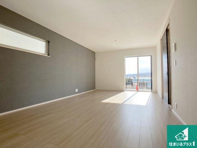 明石市朝霧南町　第2期　新築一戸建ての居間・リビング|シンプルなリビングは、観葉植物等のインテリアを楽しめますね！パパ好みにも、ママ好みにも家具次第で雰囲気を変えることができます！