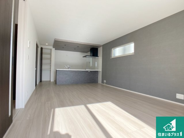 明石市朝霧南町　第2期　新築一戸建ての居間・リビング|シンプルなリビングは、観葉植物等のインテリアを楽しめますね！パパ好みにも、ママ好みにも家具次第で雰囲気を変えることができます！
