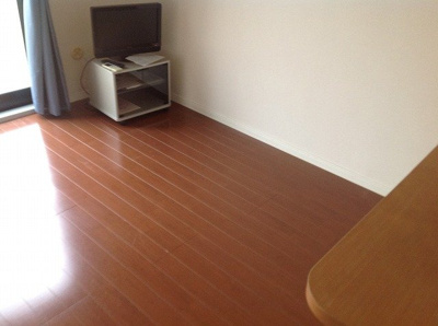 【居間・リビング】 | レオパレスゆたか | こちらのリビングで趣味の時間をお楽しみください