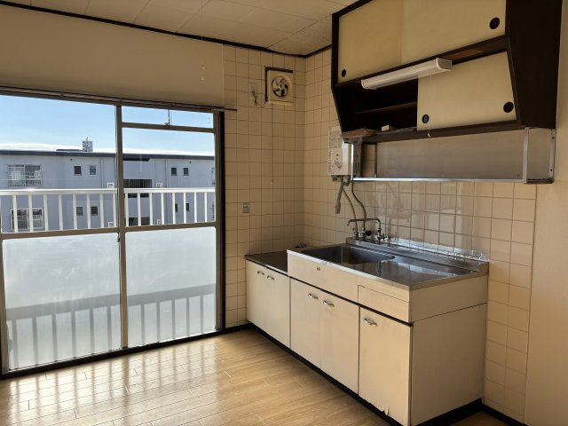 大きなテーブルも置けるキッチン