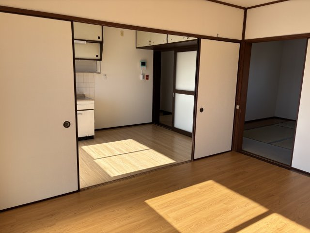 洋室から見たキッチンと和室