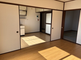 洋室から見たキッチンと和室