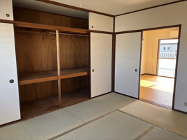 6帖の和室には大きな窓と大きな収納