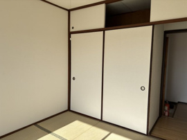 4.5帖の和室にも大きな窓とたっぷり収納