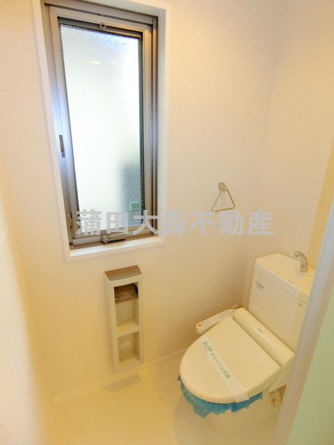 サンクレールのトイレ|窓と温水洗浄便座付きのトイレ