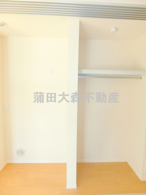 サンクレールの収納|キッチン横　左冷蔵庫置場　右クローゼット