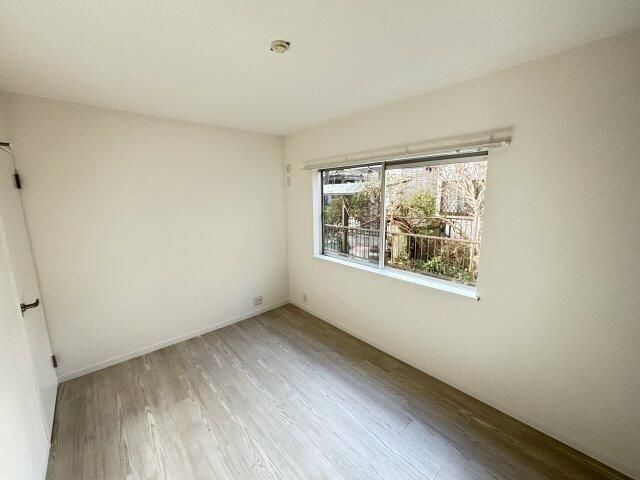 青葉町ハイツの洋室