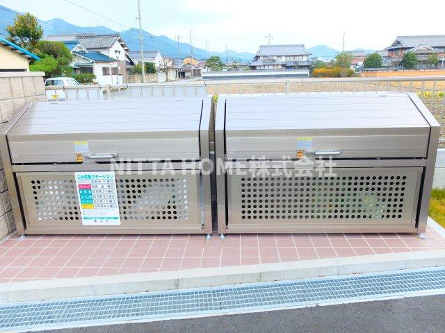 サンフェリーチェ篠山のエントランス|敷地内にごみ捨て場があります◆